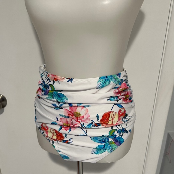 Bikini Bottom High Rise - Do no have size tag - (Can be Size L for measurements) - Picture 2 of 9